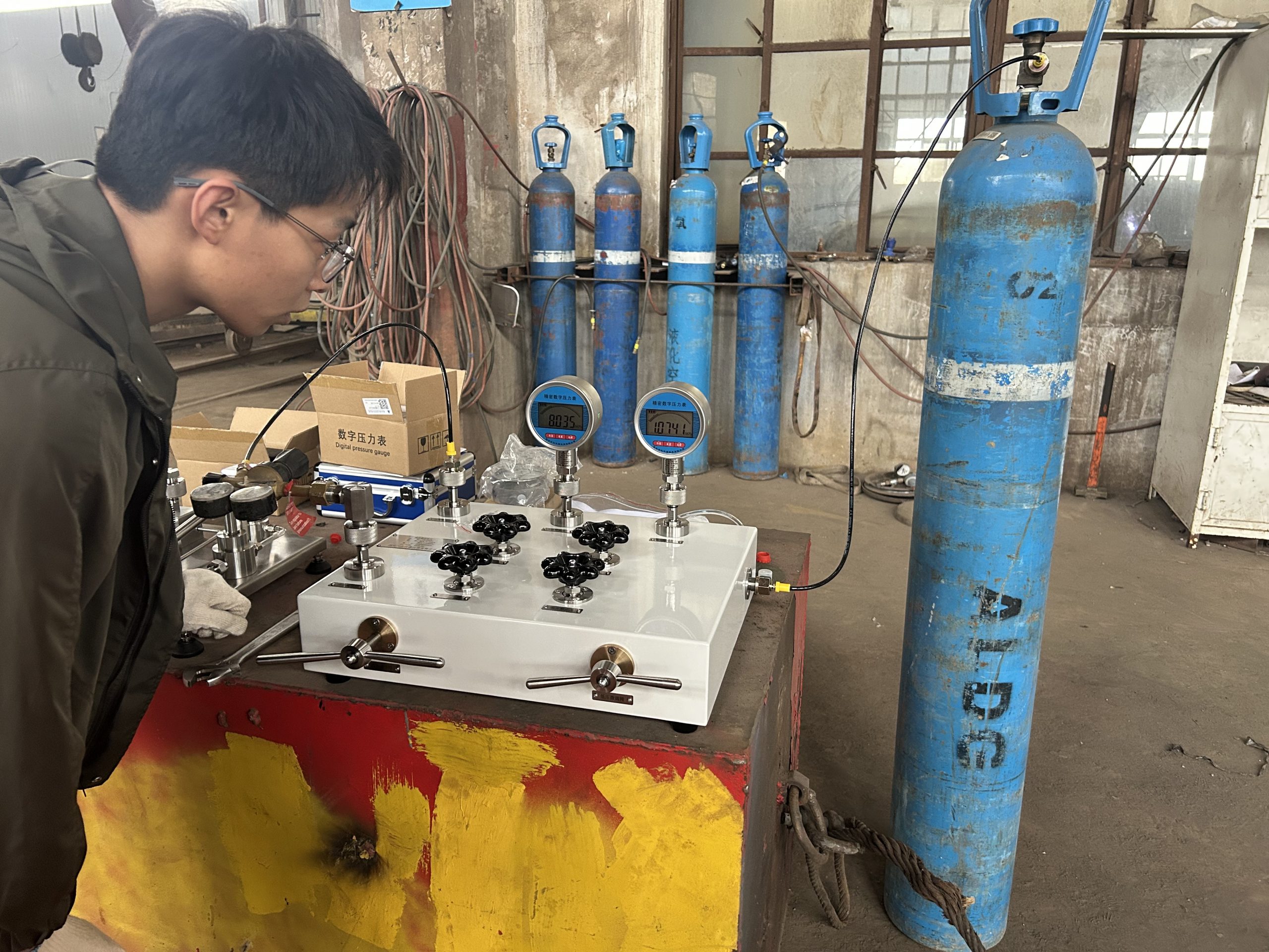 西安云仪仪器仪表有限公司赴天津鑫福塬石油科技，开展压力源、数字压力表及减压器校验仪的现场培训工作。